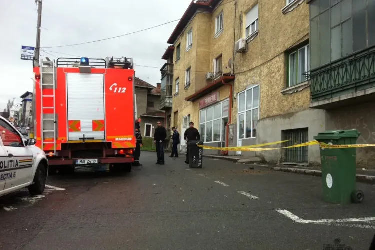 Bucată de beton prăbușită pe o mașină, pe Calea Turzii - FOTO