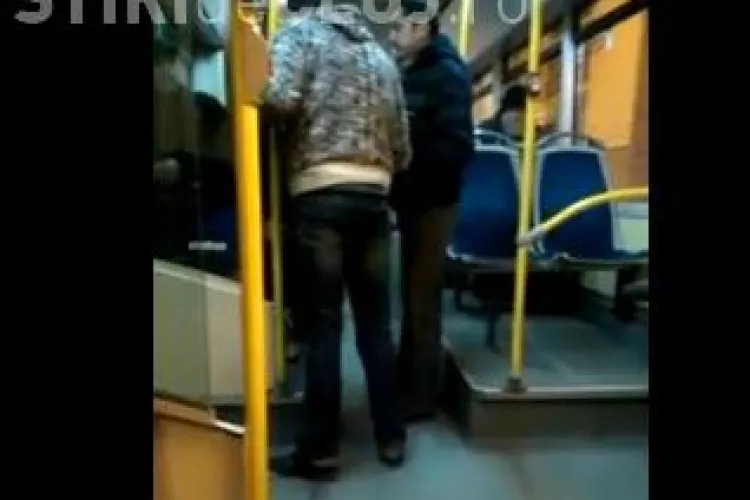 Bătaie în troleibuzul 4. Un țigan înjură și lovește o tânără: Bag cuțitul în tine! - VIDEO