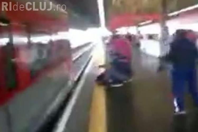 S-a aruncat în fața trenului ca să îşi recupereze telefonul mobil - VIDEO