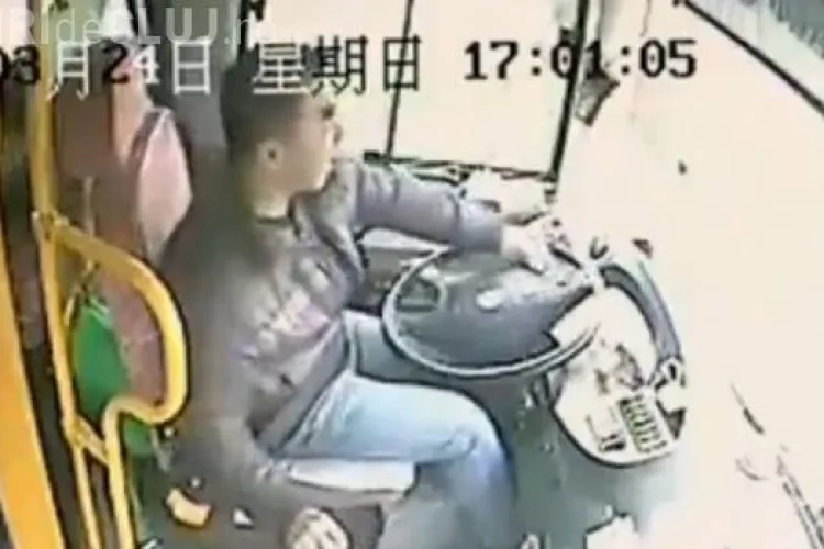 Șoferul unui autobuz și-a riscat viaţa pentru a salva viaţa pasagerilor - VIDEO