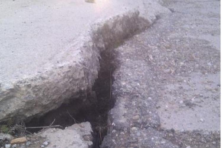Drumul din Răscruci arată ca după cutremur. Șefii județului se fac că plouă - FOTO