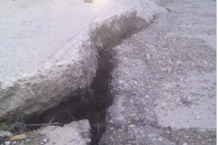 Drumul din Răscruci arată ca după cutremur. Șefii județului se fac că plouă - FOTO