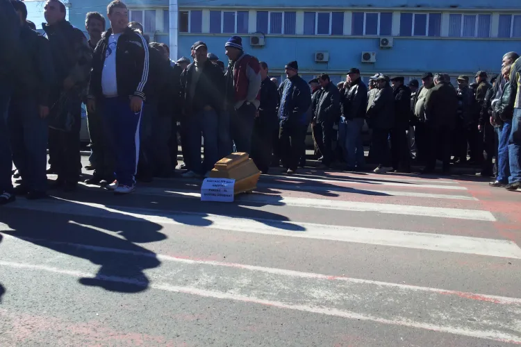 Protestatarii de la Mechel Câmpia Turzii au înmormântat fabrica cu sicriu, lumânări şi o coroană de flori