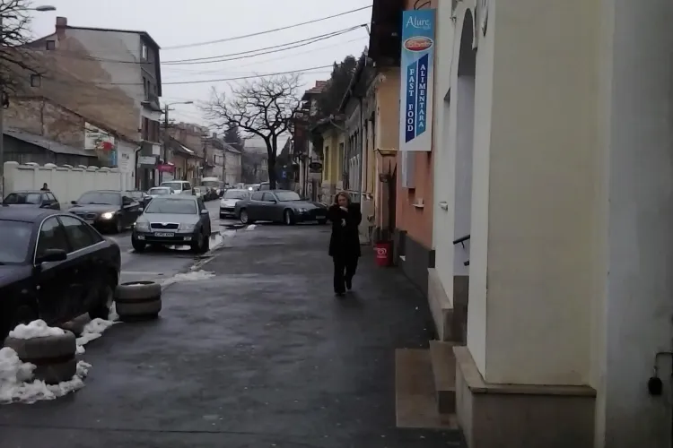 ”Tupeu de Maseratti”-a parcat pe trotuar lângă Spitalul Militar Cluj - FOTO