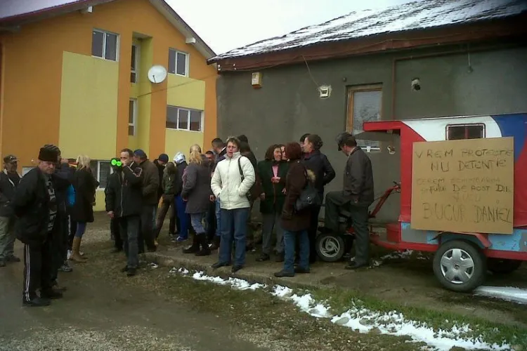Țăranii din Jucu au ieșit în stradă și cer demisia șefului de post: Ne bagă copiii la închisoare - FOTO