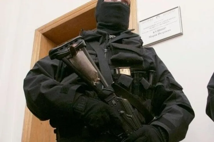 Patru cămătari țigani, reținuți de DIAS Cluj. Au tâlhărit o femei însărcinată și i-au dat foc la casă