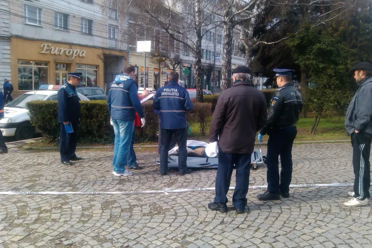 Un boschetar băut a murit în Piața Mihai Viteazu. Martor: A dat cu capul de asfalt. Nici mâinile din buzunar nu le-a scos - FOTO