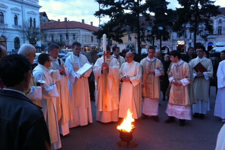 PAȘTELE CATOLIC: Credincioșii au luat lumină din fața Bisericii Sfântul Mihail