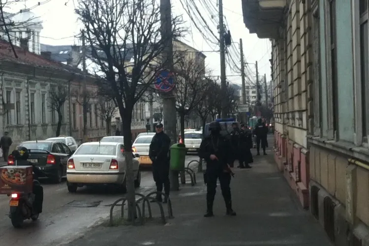 Simulare cu mascați la Curtea de Conturi Cluj - FOTO