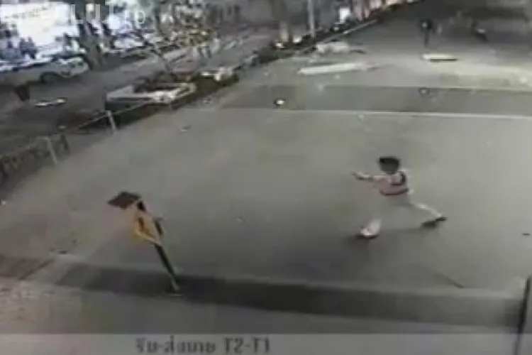 ACCIDENT TERIBIL: O femeie a căzut cu maşina de la etajul patru al unei parcări - VIDEO