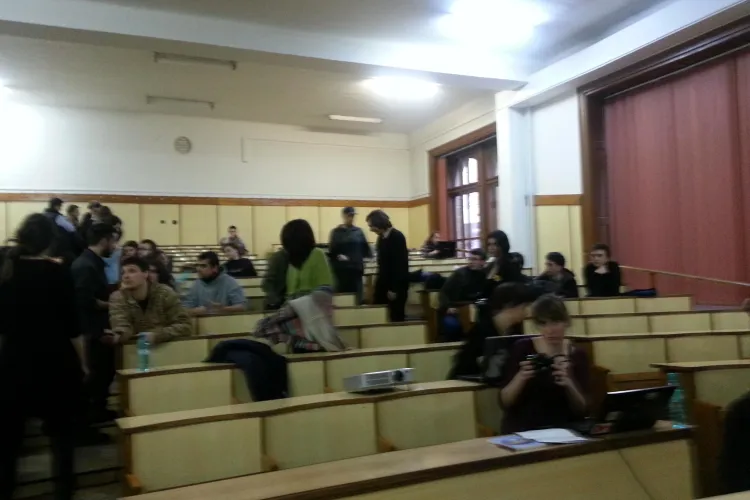 Studenții care au ocupat UBB Cluj DORM încă în sala Nicolae Iorga! Profesorii și studenții cer evacuarea lor