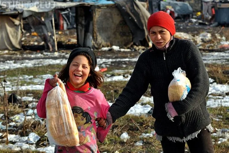 Bucătarul Şoni găteşte 400 de porţii de iahnie de fasole în mijlocul rampei de gunoi de la Pata Rât - FOTO