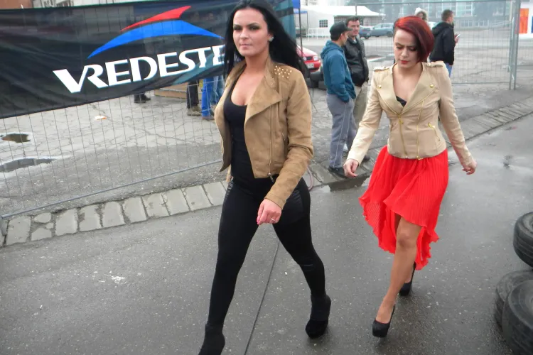 Transilvania Drift Race, pe platoul Sălii Sporturilor Cluj. Fete frumoase și BMW -uri turate la maxim - FOTO