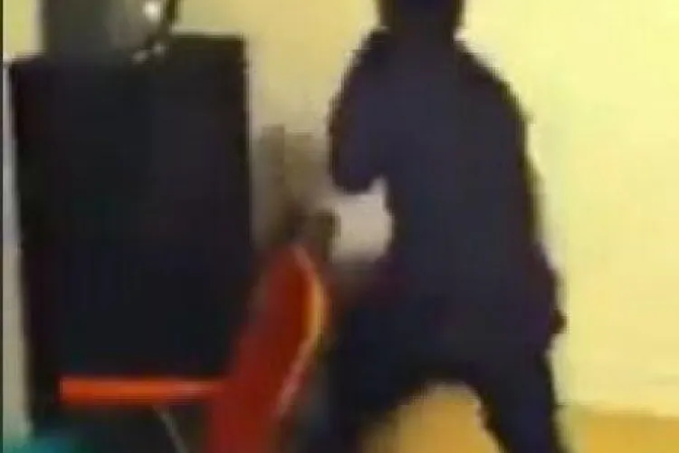 VIDEO ȘOCANT: Un tată își bate fiicele cu sălbăticie pentru un clip de pe Facebook