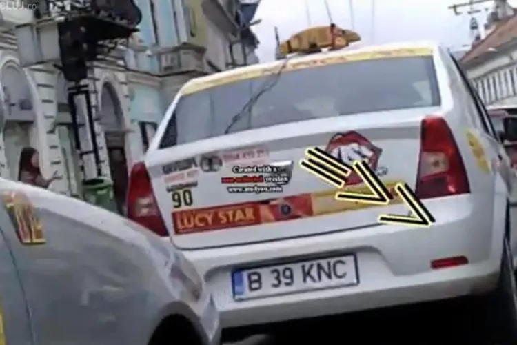 Un biciclist care face slalom printre mașini se plânge că taximetriștii nu-l tratează corect - VIDEO