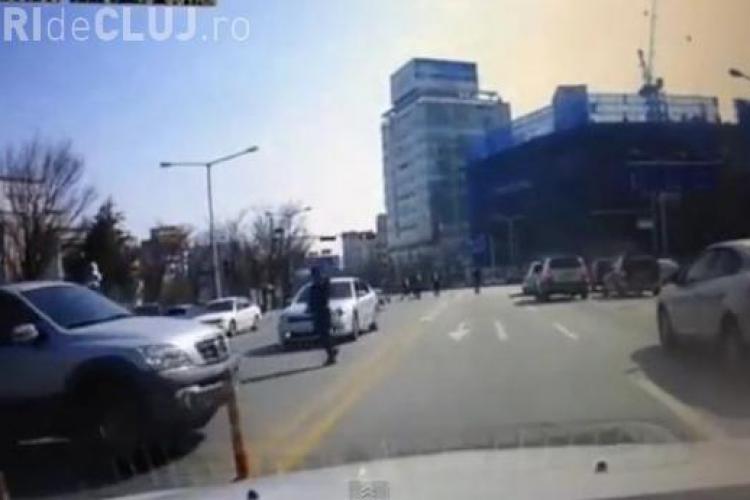 Accident stupid! O şoferiţă a căzut din maşină în timp ce dădea cu spatele - VIDEO