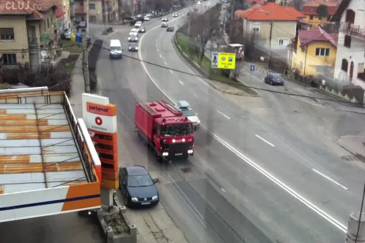 Îți arde casa până ajung pompierii clujeni la incendiu! Autospecialele din dotare sunt ANTICE - VIDEO