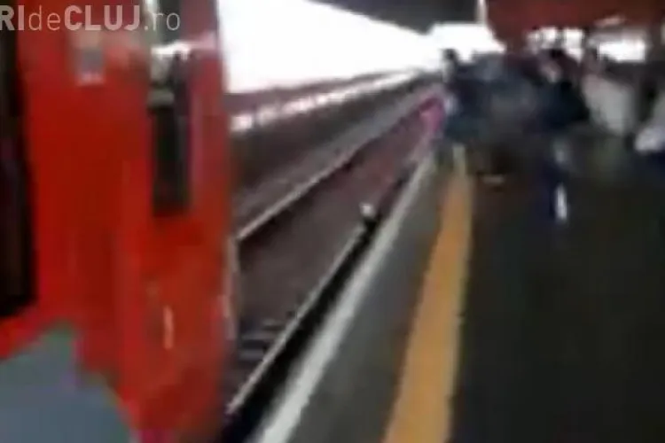 Decizia care o putea costa viața. O tânără s-a aruncat după telefon în fața metroului VIDEO