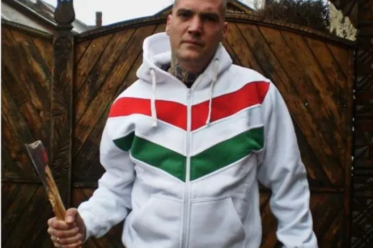 Ultrașii unguri îi așteaptă pe români cu securea în mână: Vă decapităm! - FOTO