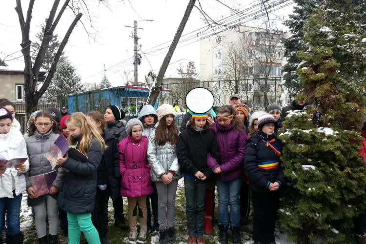 Eleve din Cluj cu bentiță tricoloră pe cap. S-a întâmplat la Liceul ”Onisifor Ghibu” - FOTO