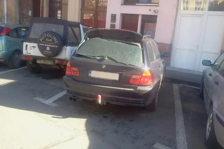 Elevii de la Liceul Barițiu, acuzați că i-au spart geamul unui șofer. Imaginile de pe CAMERA de SUPRAVEGHERE arată altceva - VIDEO