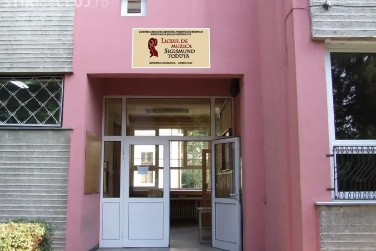 Se asfaltează curțile școlilor din Cluj-Napoca. Bugetul este de 1 milion de euro