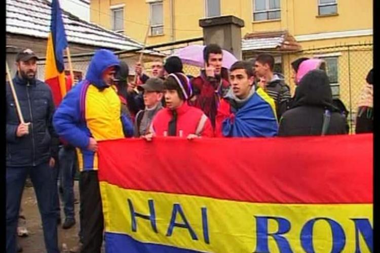 Zeci de români s-au adunat în costume naţionale şi cu steaguri româneşti, la liceul din Covasna