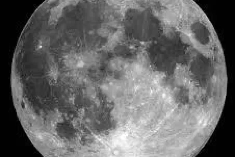 Clujenii pot folosi GRATUIT telescoape de mare putere amplasate în Piața Unirii 