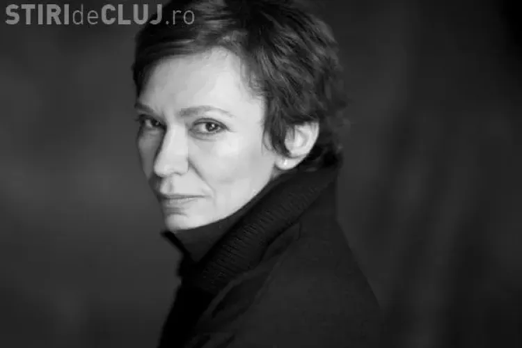 Oana Pellea le BATE OBRAZUL spectatorilor de la teatru care nu-şi închid mobilele