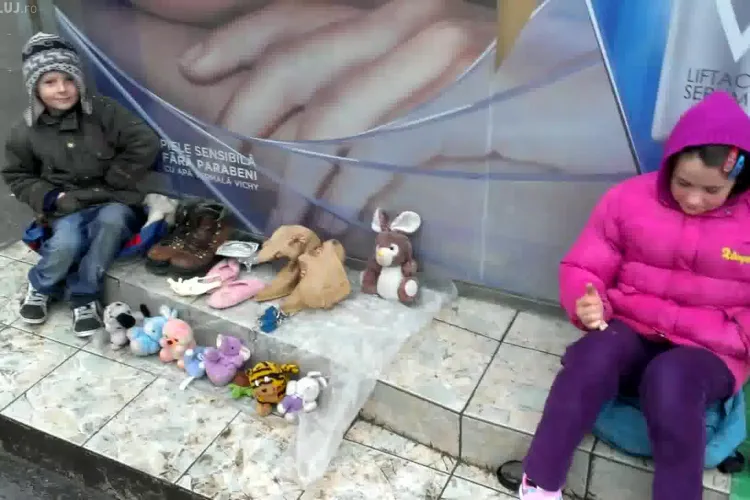 DRAMA copiilor care își VÂND jucăriile în Piața Mihai Viteazu pentru a merge în excursie! Mama îi EXPLOATEAZĂ