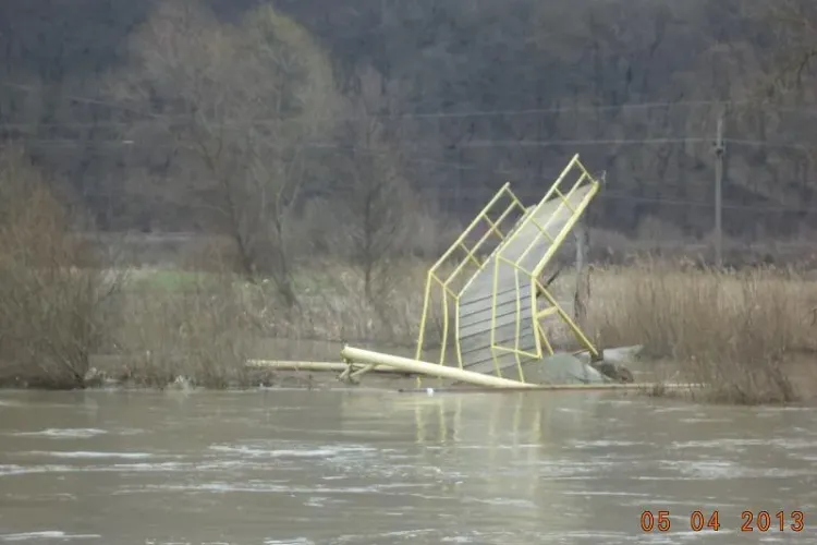 Someșul face ravagii la 20 de km de Dej. O punte a fost luată de apă - VIDEO și FOTO