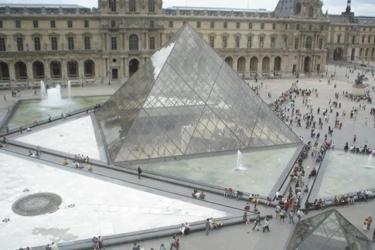 Muzeul Luvru a fost închis din cauza hoţilor de buzunare: ”Agenţii de securitate sunt scuipaţi, insultaţi, ameninţaţi şi bătuţi”