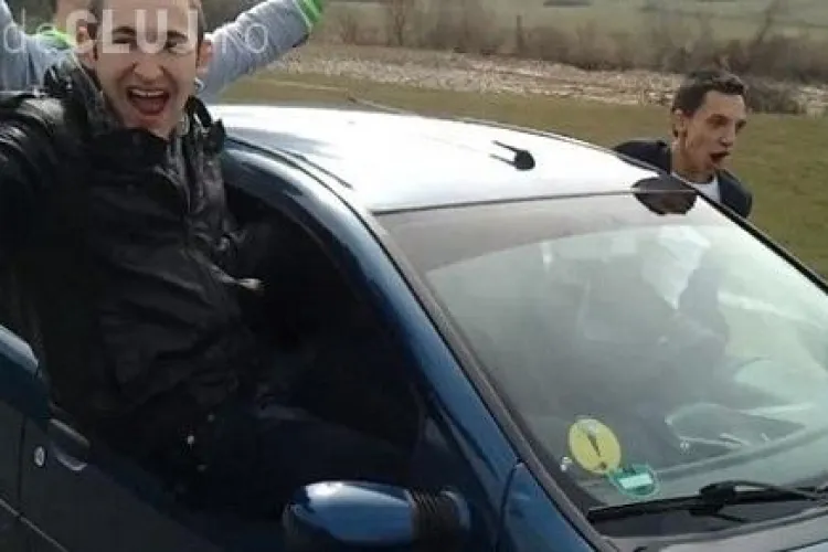 Tinerii din Dej, care s-au dat în spectacol și au ieșit pe geamurile mașinii aflată în mers, AMENDAȚI de Poliția Cluj 