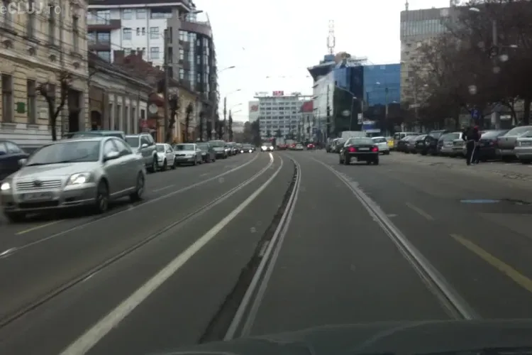 Asfaltul se crapă lângă linia de tramvai din Cluj-Napoca, de pe strada Barițiu - VIDEO
