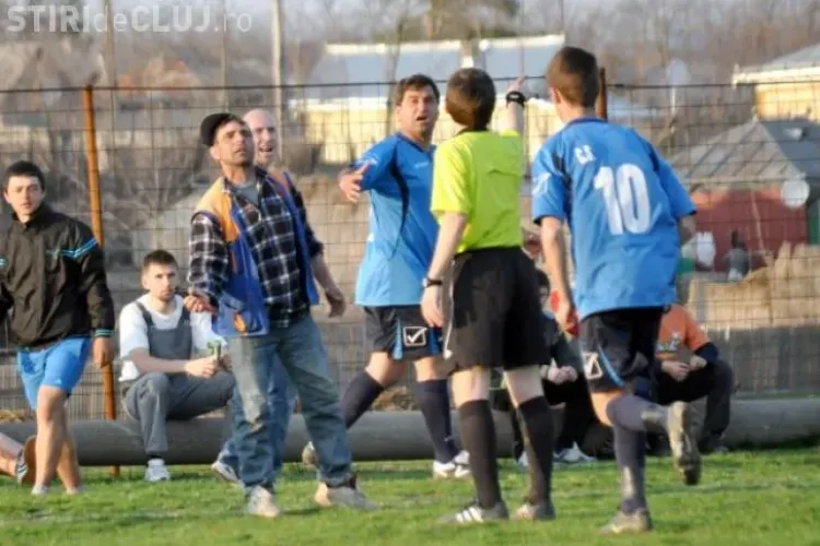 Nou caz nebun din fotbalul românesc. L-a alergat pe arbitru cu forfecele de tăiat vița de vie - FOTO