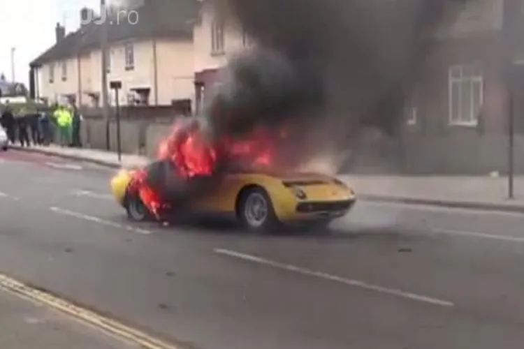 Cum arde un LAMBORGHINI de 1 milion de lire sterline - VIDEO