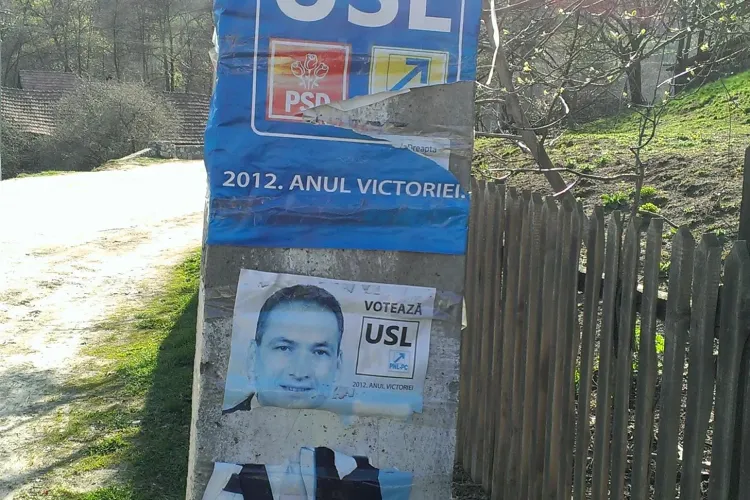 "Cratere” uriaşe în asfalt pe drumul spre Valea Ierii şi "munţi" de gunoaie în zona turistică - FOTO