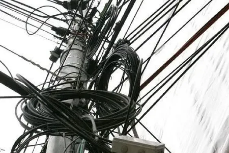 Cablurile din Cluj-Napoca dispar în subteran! Problema de până acum era CINE TAIE CABLURILE