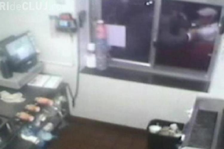 A vrut un sandvici de la McDonald's şi i s-a pus pistolul în gât - VIDEO