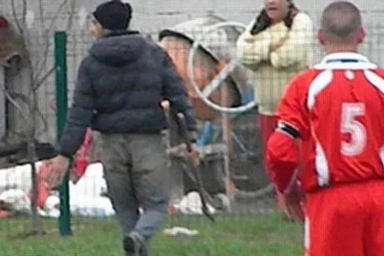 Bărbatul care a întrerupt cu toporul în mână un meci de fotbal la Răscruci, cercetat de Poliție