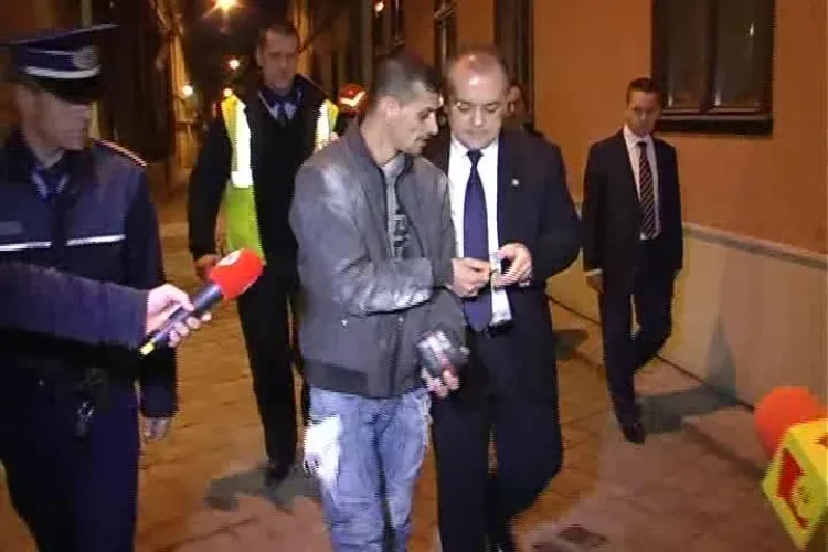 Bătrâna și ”Omul paiangăn” au făcut show pe Napoca! Tânărul, care a vrut să se arunce de pe clădire, vrea o casă de la Emil Boc - VIDEO 