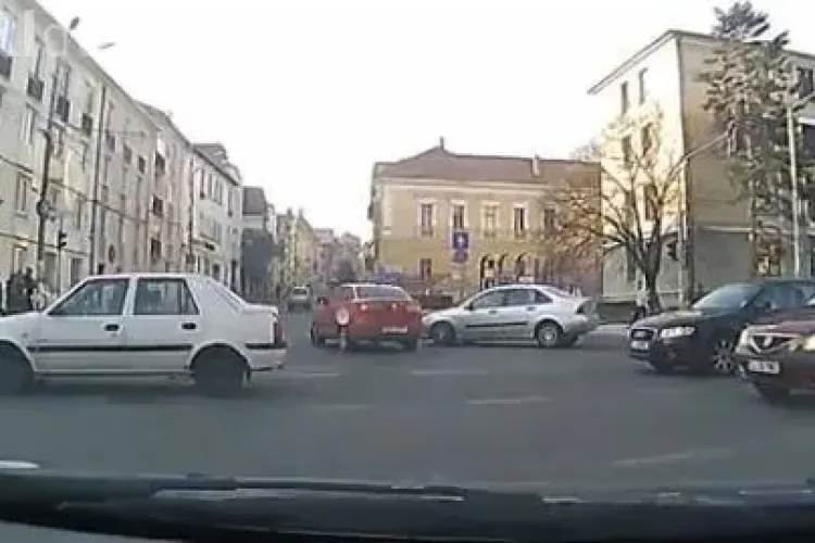 Accidentul te pândeşte la orice colţ în jungla din traficul clujean. Imagini care trebuie să dea de gândit - VIDEO