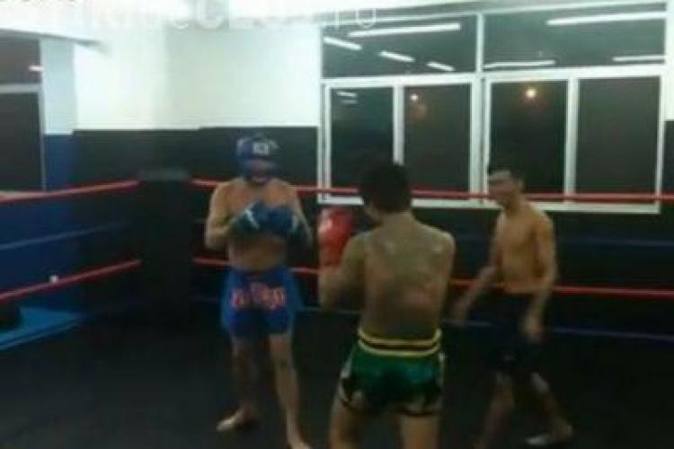 CLIPUL ZILEI: Bătăuș de stradă vs. luptător de Muay Thai VIDEO