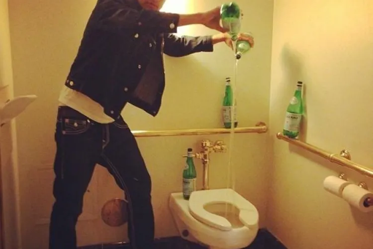 Cocalarul de pe Facebook! Se spală pe mâini cu apă minerală fină și își afișează banii - FOTO