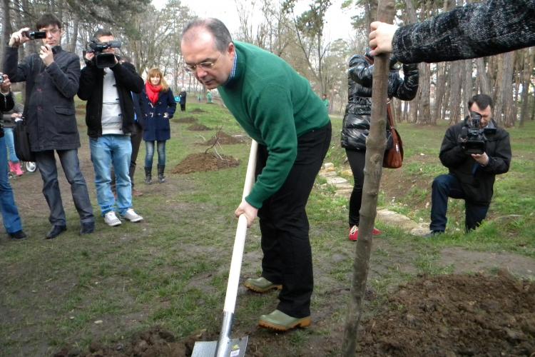 Emil Boc a plantat copaci în parcul Iuliu Prodan din Zorilor: ”Continuăm proiectul Un bebe, un arbore!” - FOTO și VIDEO