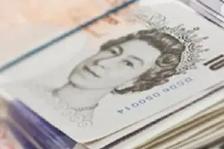 Un patron britanic a împărţit 2,4 milioane de lire angajaţilor lui