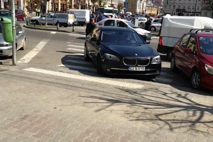 Smecher cu BMW, parcat în față la Diesel, pe trecerea de pietoni - FOTO