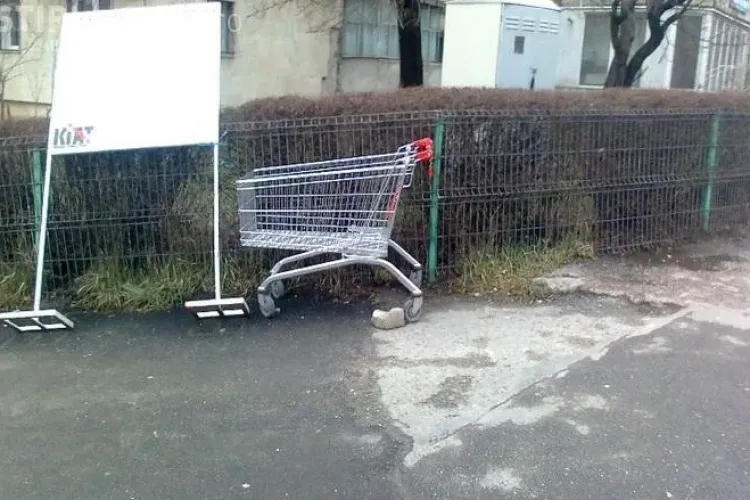 Nesimțire în Mănăștur! Și-a dus cumpărăturile de la Penny până la scara blocului cu căruciorul din magazin - FOTO