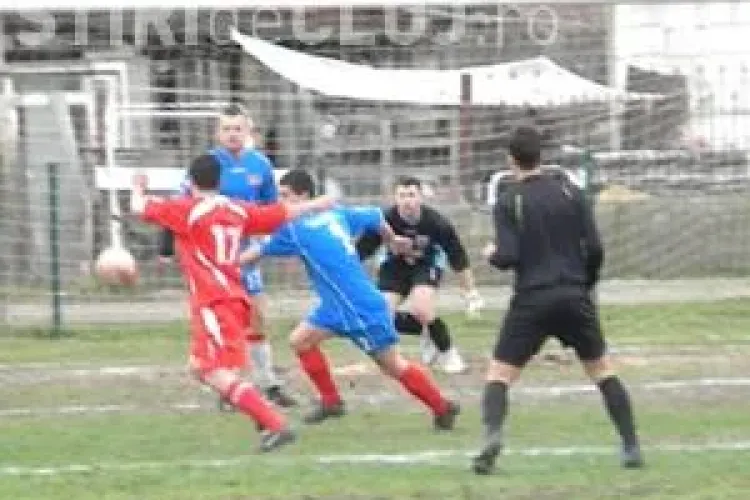 Moment INCREDIBIL într-un meci de fotbal din județul Cluj. Un bărbat a intrat cu securea pe teren