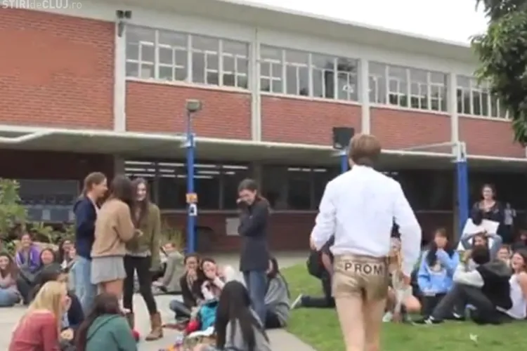 Clipul zilei! Și-a invitat partenera la balul de absolvire în chiloți. CREZI că a spus DA? - VIDEO